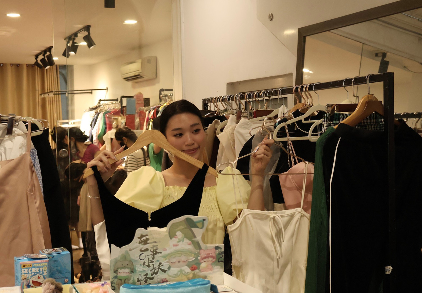 Nhà sáng tạo nội dung Trân Nguyễn (Traanxngg) giới thiệu các món đồ tại garage sale. anh-2-7.jpg