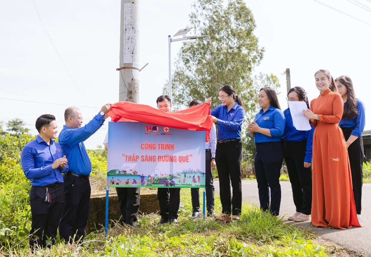 Khánh thành công trình 'Thắp sáng đồng quê' tại xã Bàu Lâm. (Ảnh: Thành Đoàn TP. HCM) xa-bau-lam.jpg
