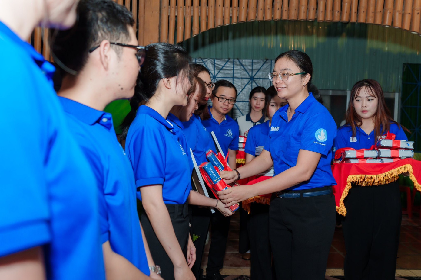 Chị Hồ Thị Ánh Tuyết trao quà cho chiến 'Mùa Hè Xanh'. (Ảnh: TLTĐ) 525534715-1065084259137282-4596441780529678322-n.jpg