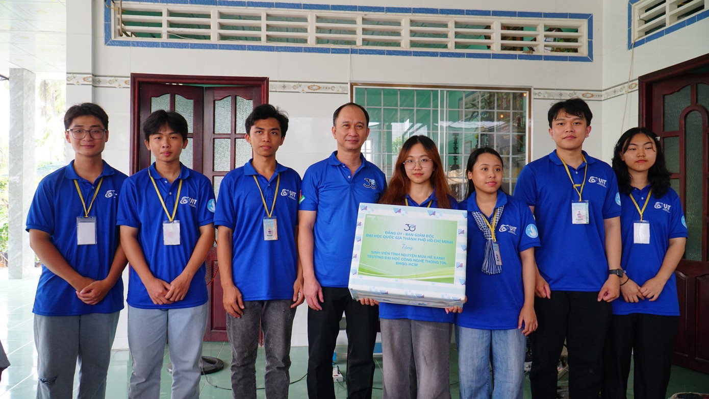 PGS. TS Trần Cao Vinh – Phó Giám đốc ĐHQG TP. HCM (thứ tư, từ trái sang) cùng đoàn công tác thăm, tặng quà sinh viên tình nguyện 'Mùa Hè Xanh' trên mặt trận tỉnh Vĩnh Long. (Ảnh: ĐHQG TP. HCM) 524702714-1075668018010228-2671671436868622845-n.jpg