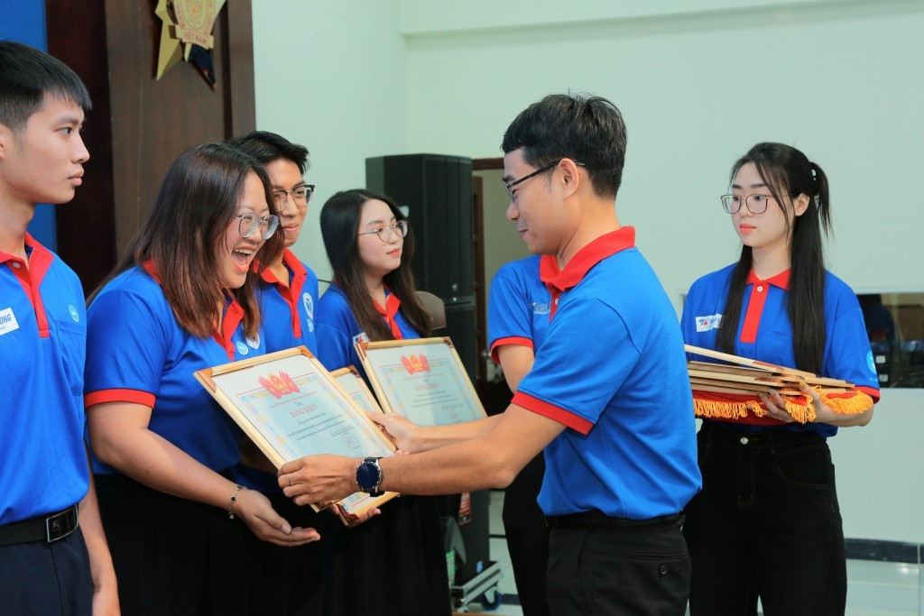 Anh Lê Xuân Dũng - Giám đốc Trung tâm Hỗ trợ học sinh sinh viên TP. HCM trao bằng khen cho các cá nhân có thành tích xuất sắc trong chương trình Tiếp sức mùa thi 2025. long015620250715144739.jpg