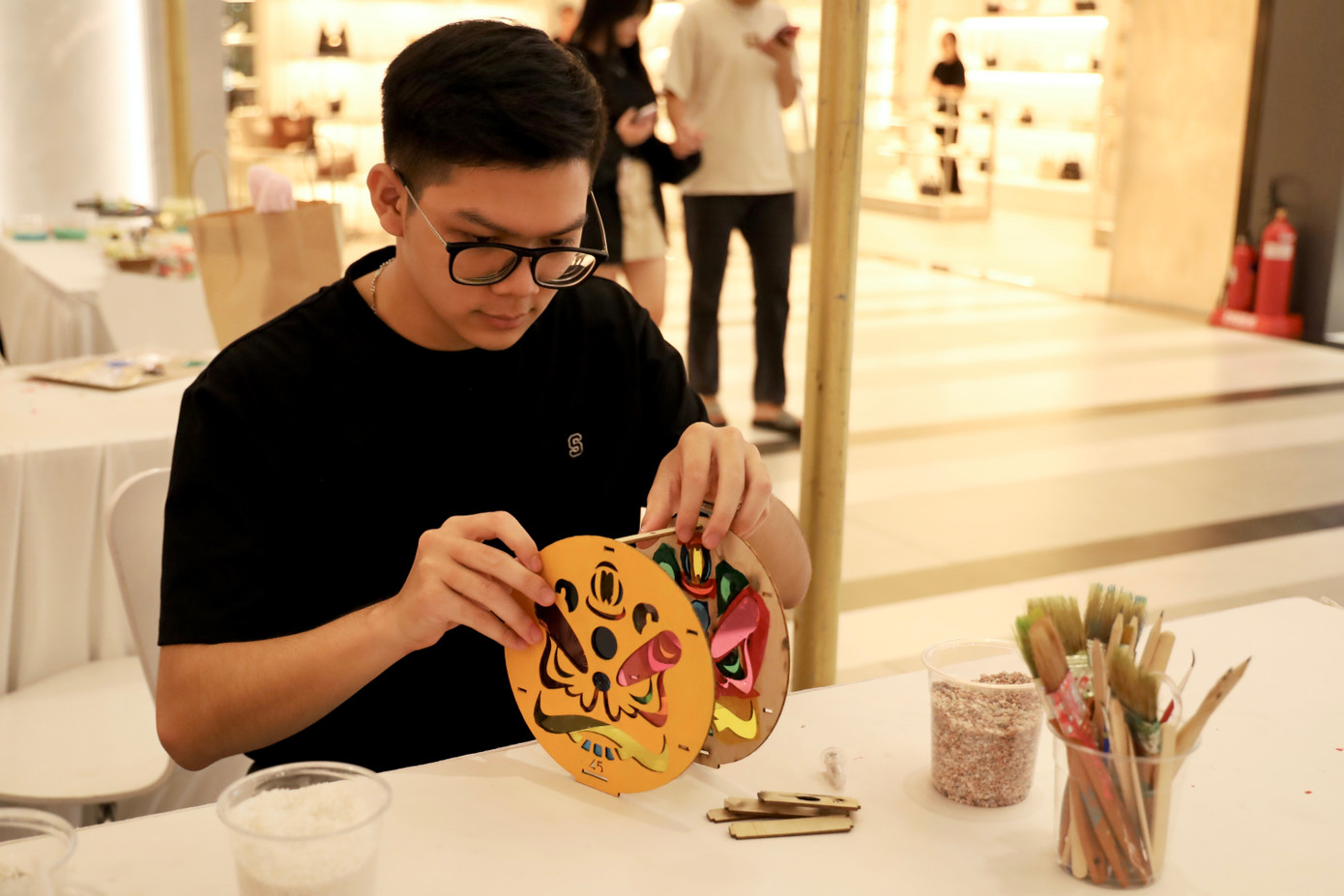 Bạn trẻ trải nghiệm tự trang trí đèn lồng tại workshop ‘Chạm Thu’. anh-2-13.jpg