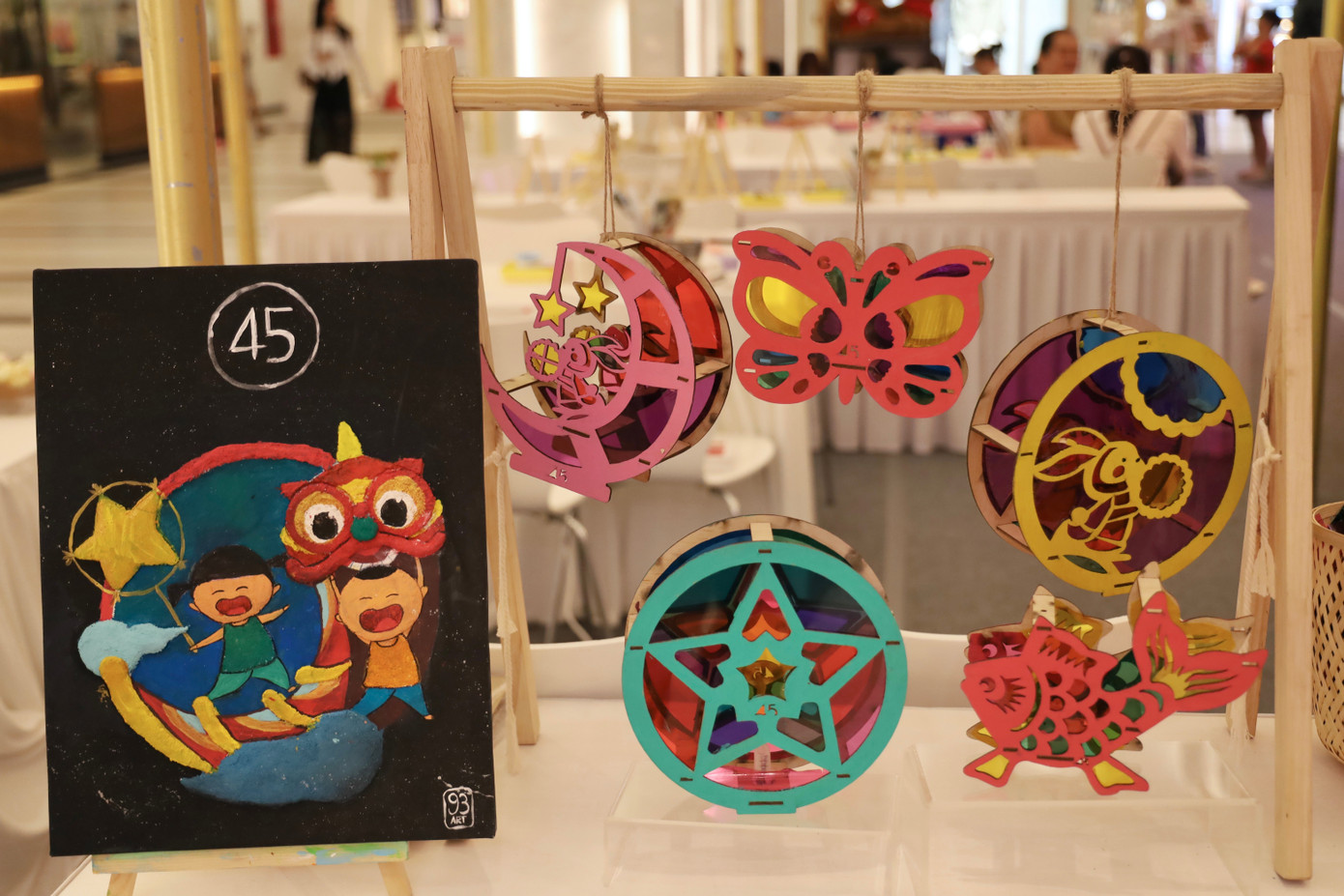 Tranh cát thạch anh và lồng đèn Trung Thu được trưng bày rực rỡ. anh-1-15.jpg