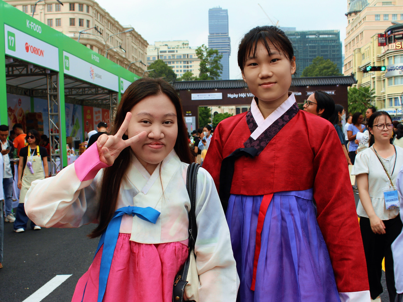 Các bạn trẻ thích thú khoác lên mình trang phục truyền thống của Hàn Quốc. hanbok.jpg