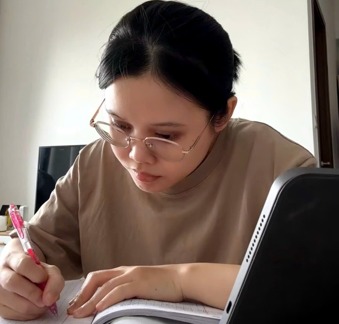 Mỹ Tiên miệt mài ôn tập trước kỳ thi. anh-my-tien-2.jpg