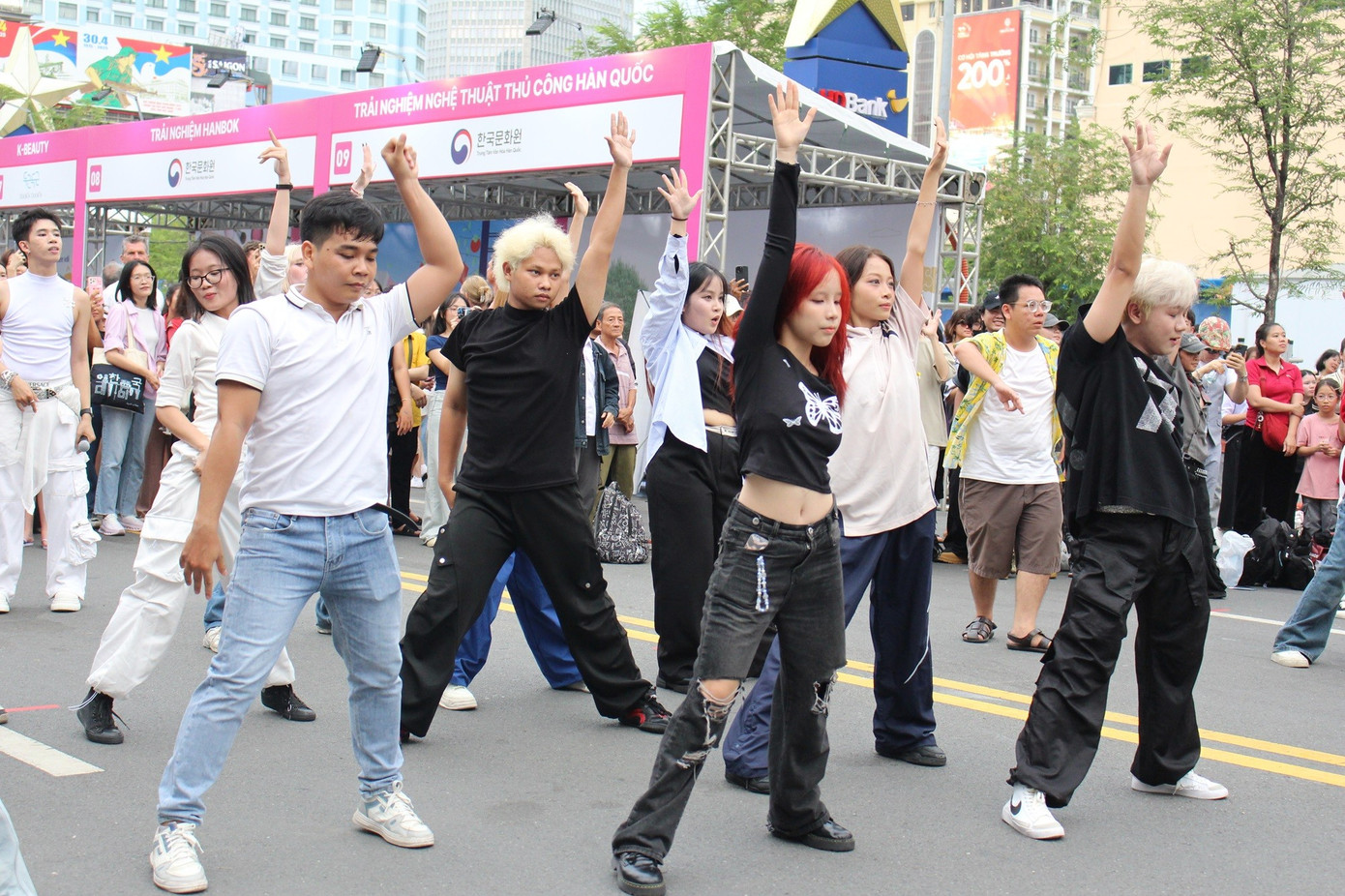 Các bàn biểu diễn âm nhạc thu hút của các bạn trẻ. random-dance-1.jpg