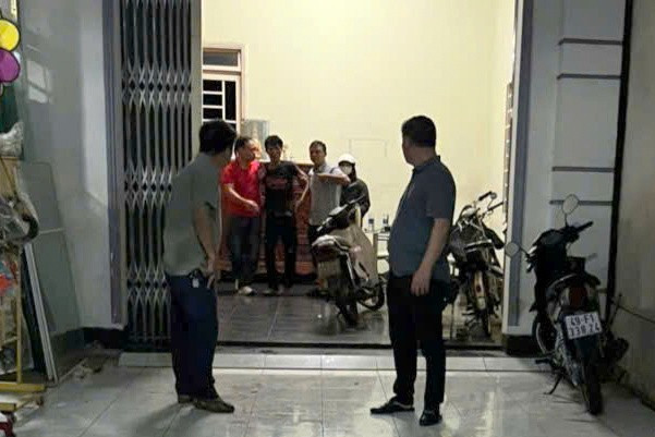 Lực lượng chức năng khống chế thành công đối tượng. Ảnh: CACC. z6806744837694-f9e46b0e6d1858e461abd3d10b2d2c4e.jpg