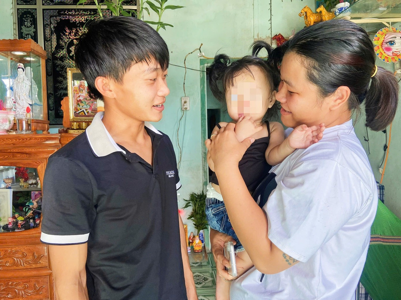 Vợ chồng anh Kiệt vui mừng khi được miễn chấp hành án tù. Ảnh P.V kiet.jpg