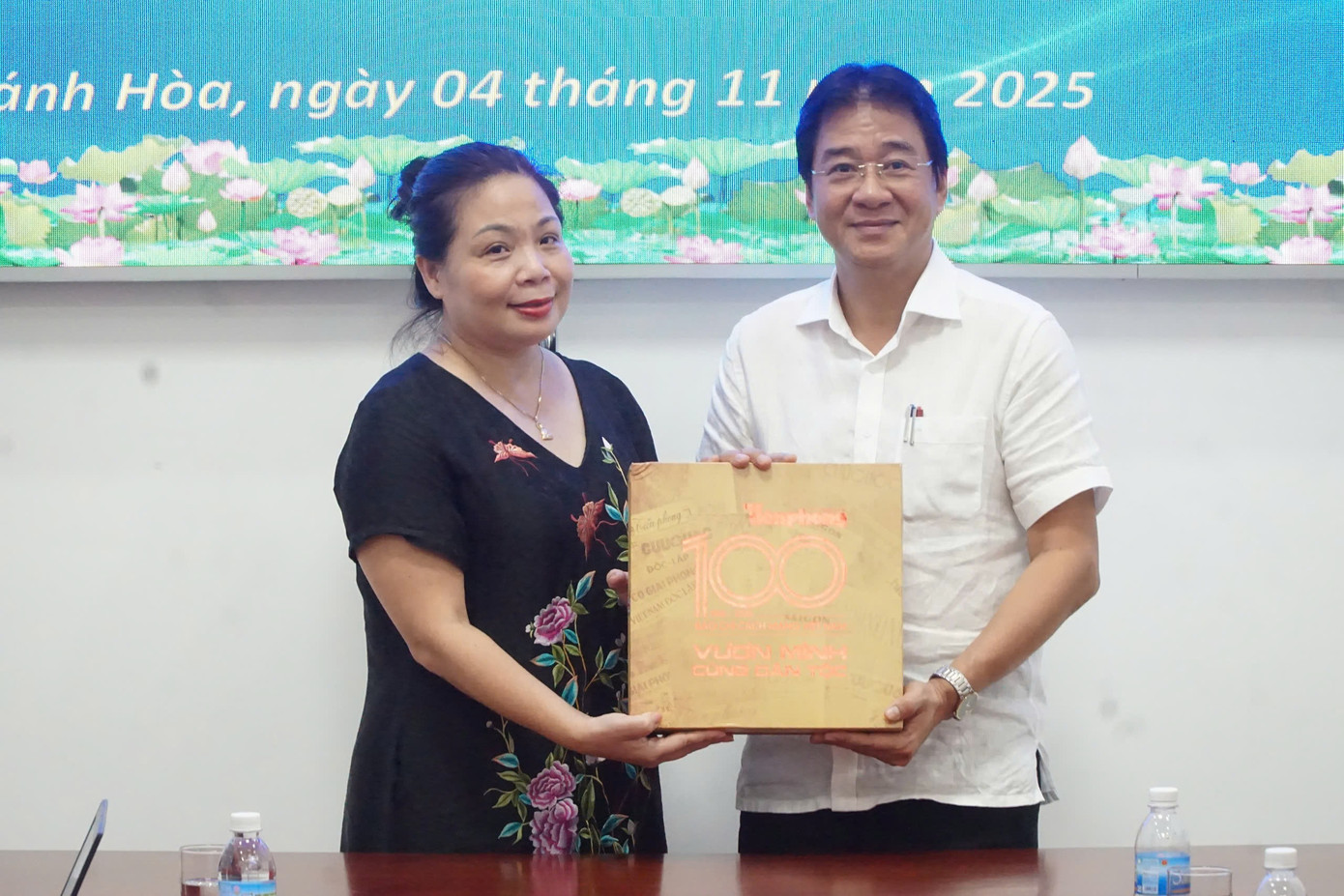 អ្នកកាសែត Tran Thi Thu Huyen ជូនវត្ថុអនុស្សាវរីយ៍ដល់លោក Nguyen Long Bien។ z7187409581579-e6e10fa5ab54035f97044d47a11aa552.jpg