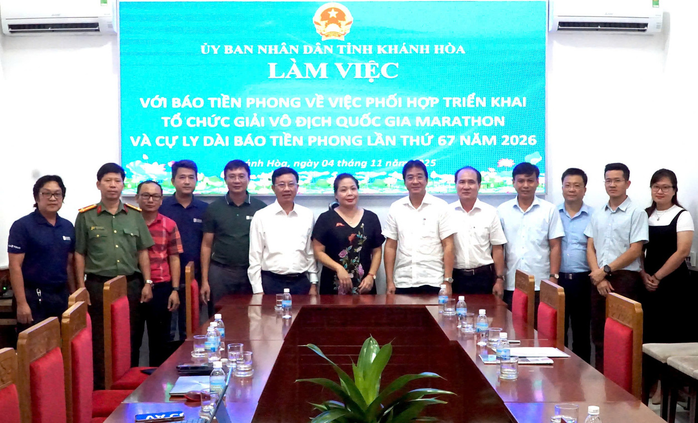 សមាជិកនៃកាសែត Tien Phong បានថតរូបអនុស្សាវរីយ៍ជាមួយសមាជិកគណៈកម្មាធិការប្រជាជនខេត្ត Khanh Hoa។ z7187404232665-eb1d4af222a84f3a565775c5460f7ab1.jpg