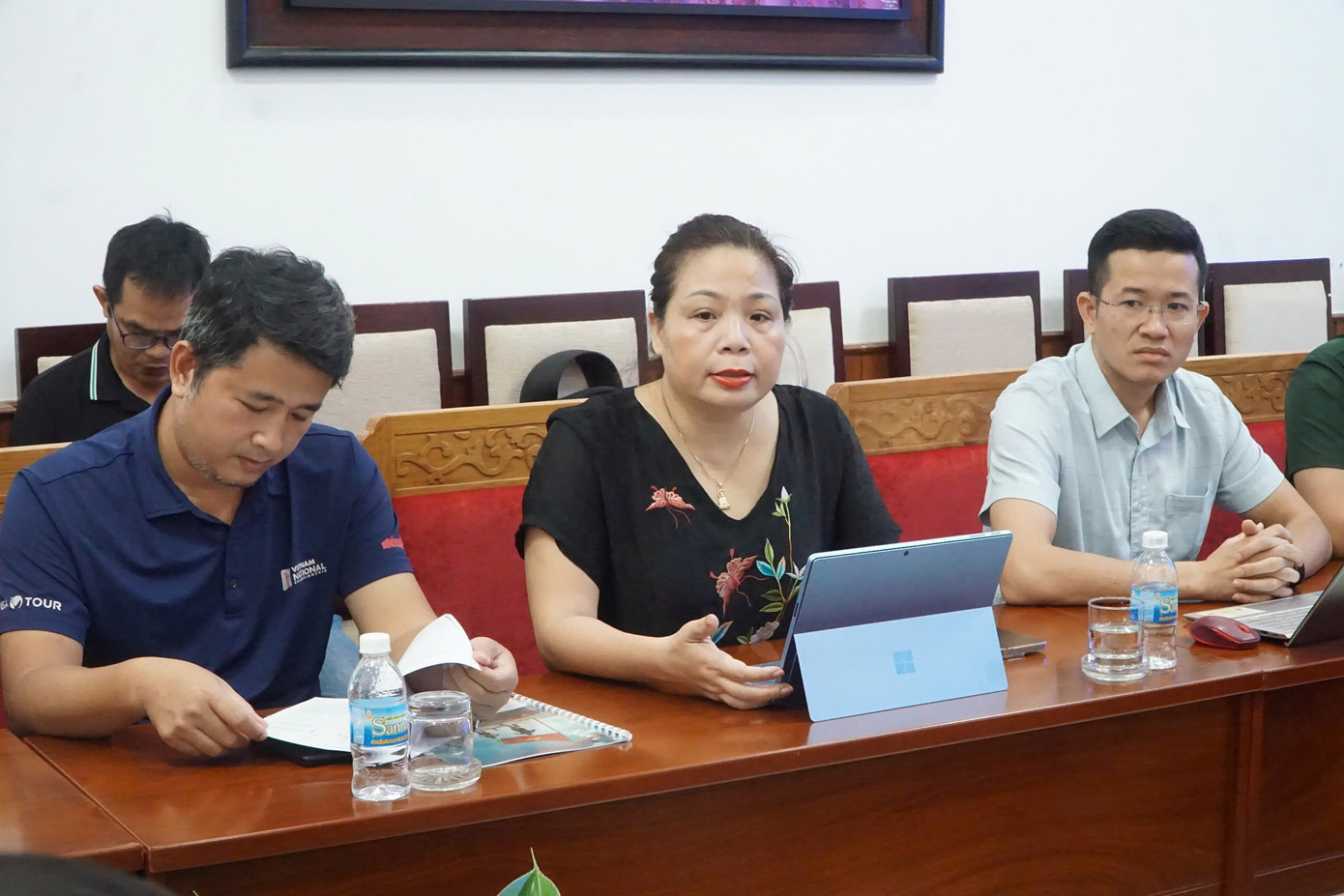 អ្នកកាសែត Tran Thi Thu Huyen ផ្តល់ទិដ្ឋភាពទូទៅនៃការប្រកួត។ z7187409445679-7cbb82855d34c2a738b67f3827523ffc.jpg