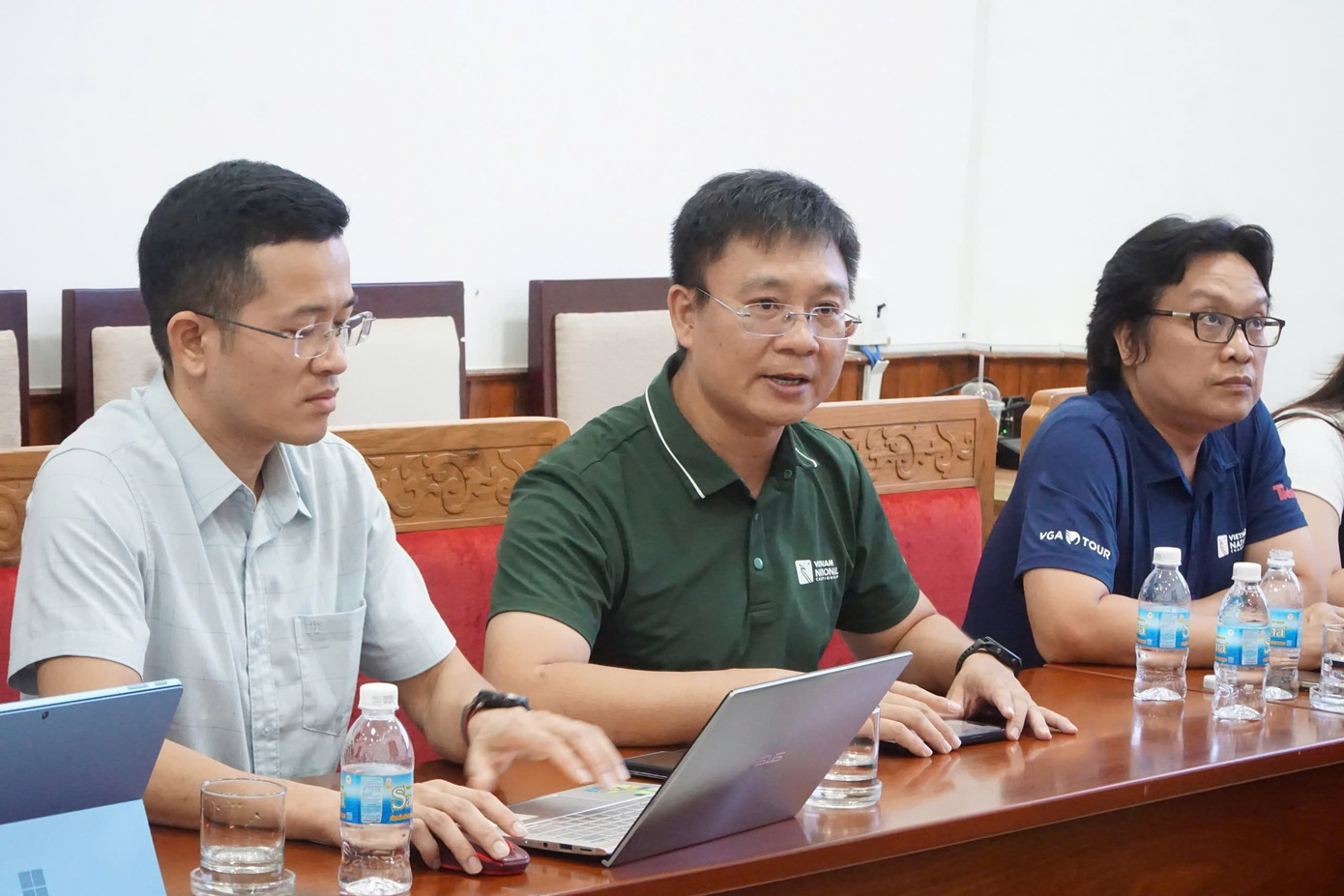 តំណាងរបស់កាសែត Tien Phong បានបង្ហាញជម្រើសសម្រាប់ផ្លូវប្រណាំង។ z7187409501740-6fc3269c790818e1cbeb446d4edc1dce.jpg