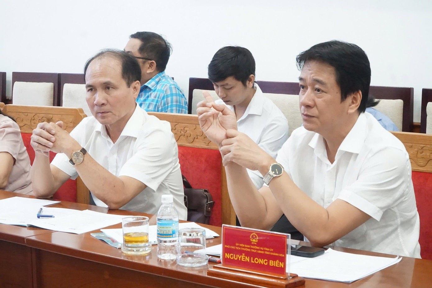 លោក Nguyen Long Bien - អនុប្រធានគណៈកម្មាធិការប្រជាជនខេត្ត Khanh Hoa ថ្លែងមតិក្នុងកិច្ចប្រជុំ។ z7187409555412-d00ed604d7b3c8298da63a36c817b90c.jpg