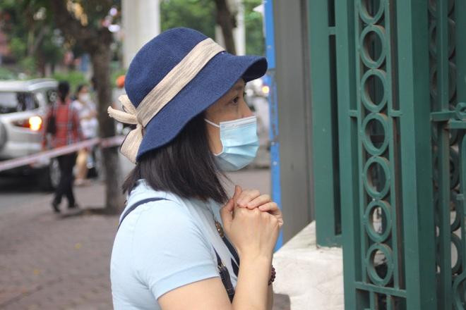 Phụ huynh chờ con thi tuyển lớp 6 một trường "hot" ở Hà Nội. 