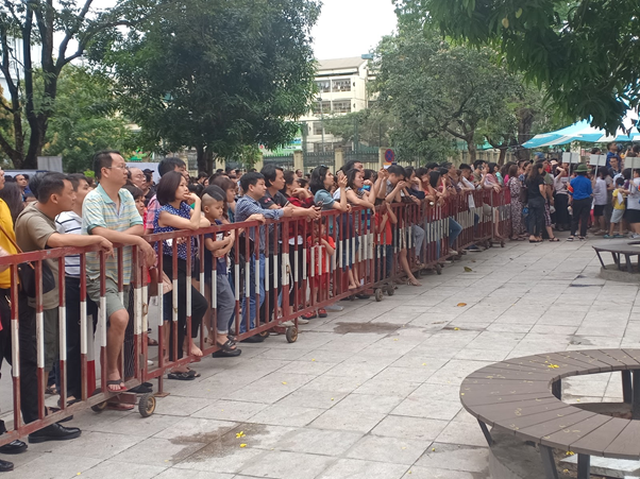 Phụ huynh đứng chờ con thi tuyển lớp 6 năm ngoái. 