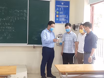 Lãnh đạo Sở GD&ĐT Bắc Ninh kiểm tra công tác phòng dịch ở trường học.
