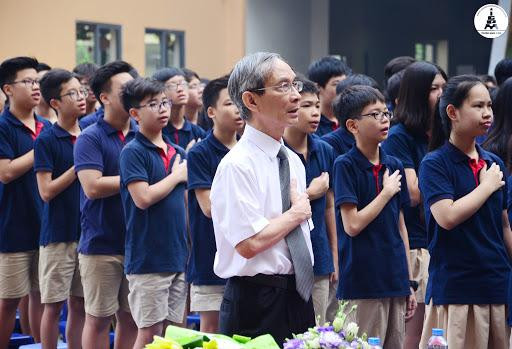 Ông Nguyễn Xuân Khang, Hiệu trưởng Trường Marie Curie Hà Nội và học sinh. 
