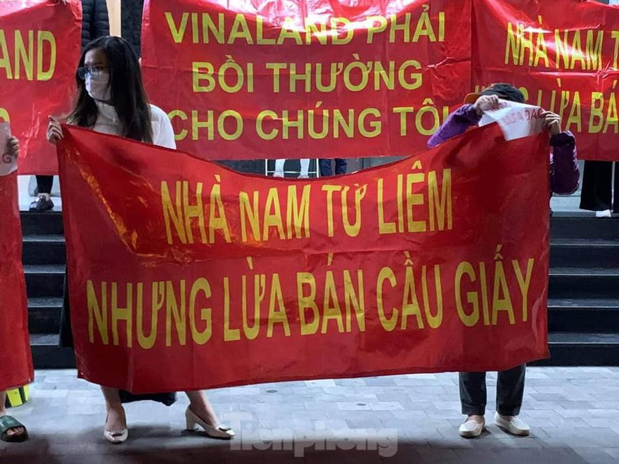 Người dân chung cư căng băng rôn "tố" chủ đầu tư bán nhà quận Nam Từ Liêm nhưng nhập nhèm nhà ở Cầu Giấy.