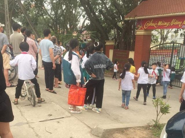 Nhiều người dân tập trung gần hiện trường. 