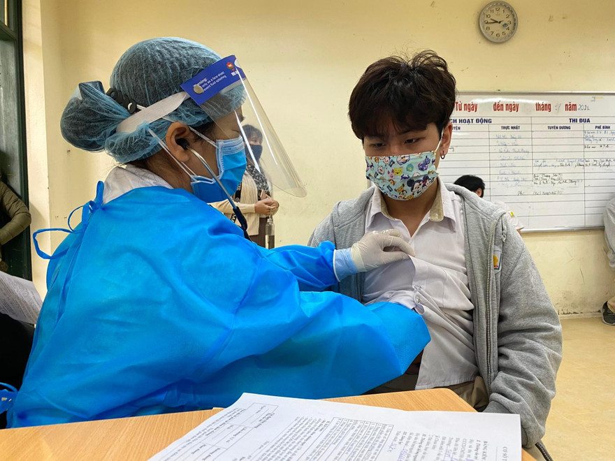 Hà Nội: 1 học sinh lớp 12 mắc COVID-19 sau khi tiêm vắc xin.