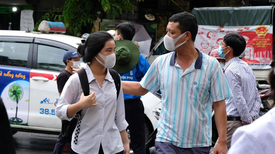 Thí sinh được bố đưa đến điểm thi sáng nay. 