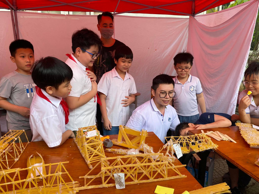 Học sinh tham gia sáng tạo sản phẩm từ nguyên liệu sợi mì và keo nến. 