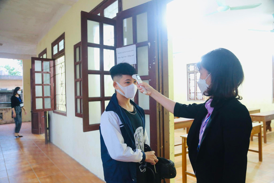 Hà Nội chỉ cho học sinh khối 12 đi học trực tiếp.