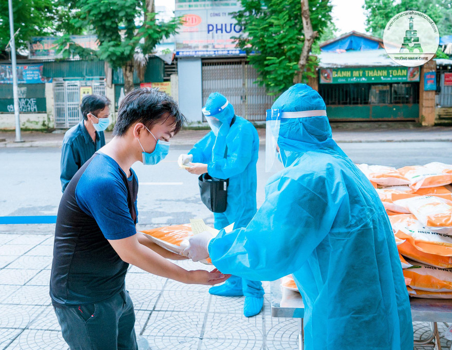 Trường Marie Curie tặng quà hơn 500 triệu đồng cho người dân, sinh viên.