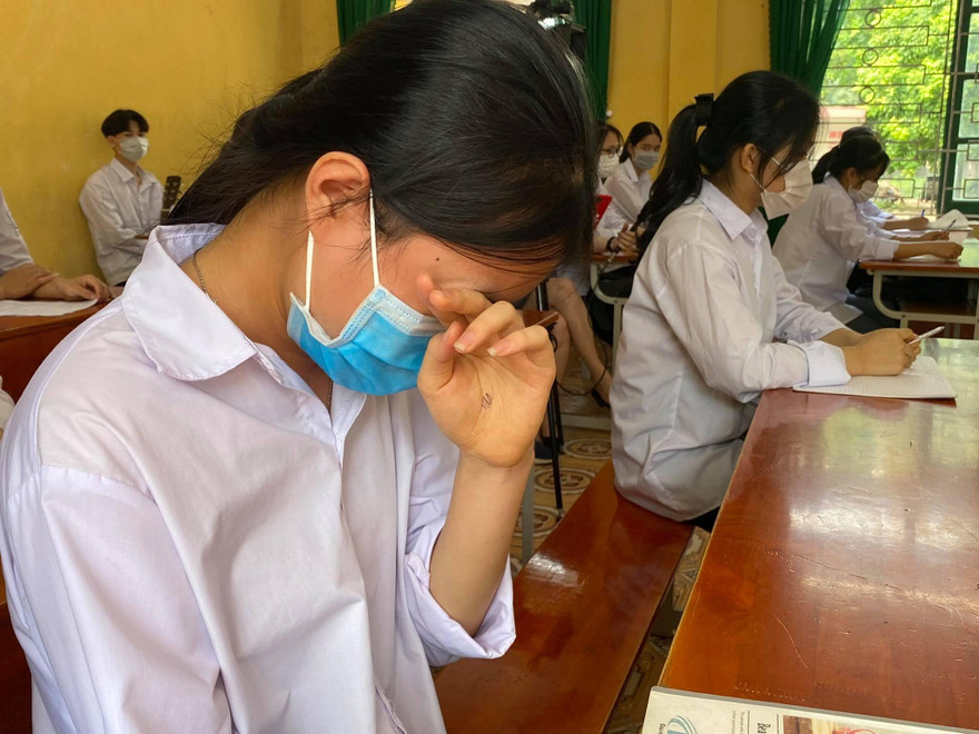  Vũ Chi, Bí thư lớp 12A1 nghẹn ngào trong buổi chia tay các bạn.