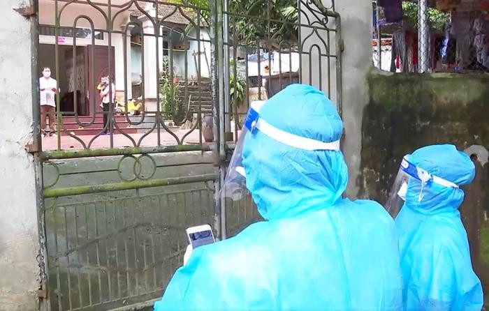 Ảnh: Cán bộ y tế Phú Thọ theo dõi sức khoẻ F0 tại nhà. 