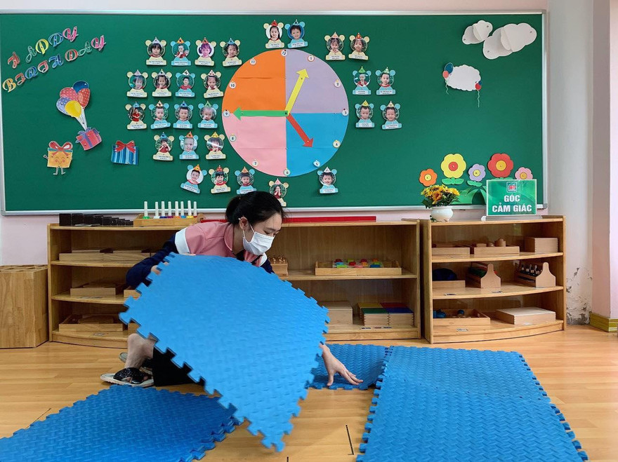 Giáo viên mầm non vệ sinh trường lớp trong thời gian học sinh nghỉ phòng dịch. 