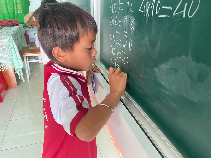 Học sinh thiếu trầm trọng thiết bị học trực tuyến. 