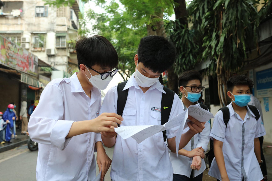 Thí sinh trao đổi sau giờ thi (ảnh: Như Ý)