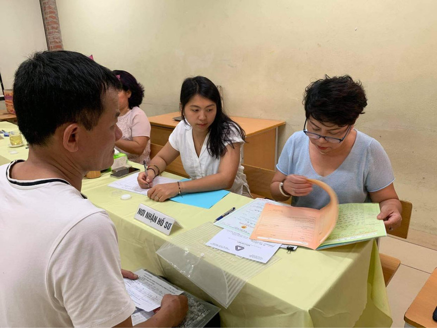 Phụ huynh nộp hồ sơ tuyển sinh lớp 6 tại Trường THCS – THPT Lương Thế Vinh năm 2019. 