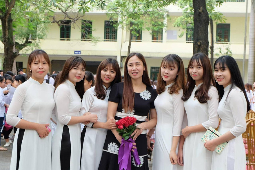 Cô Hà Thanh và học sinh trong dịp 20/11 năm trước.