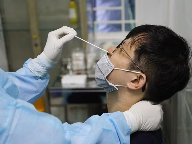 Học sinh được lấy mẫu xét nghiệm COVID-19.