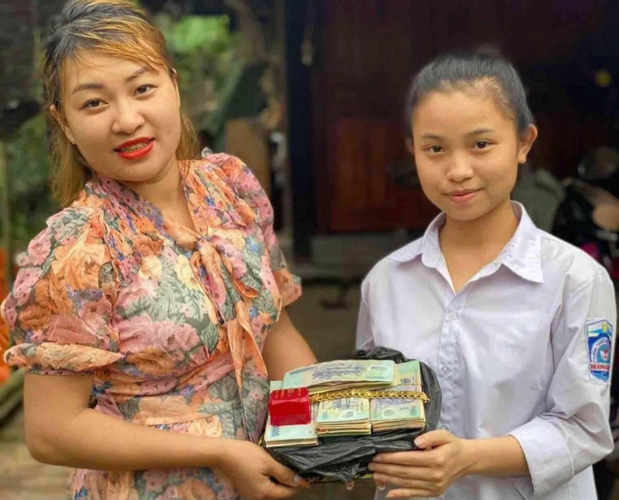 Dung trả lại số tiền, vàng cho người đánh rơi. 