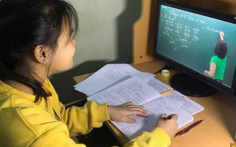Hàng chục địa phương vẫn phải dạy học trực tuyến và truyền hình.
