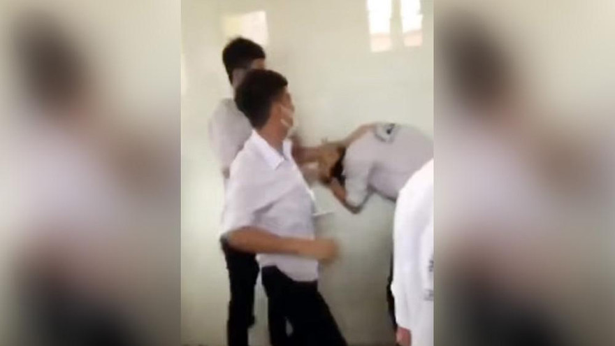 Học sinh đánh nhau thô bạo, hiệu trưởng bị phê bình 