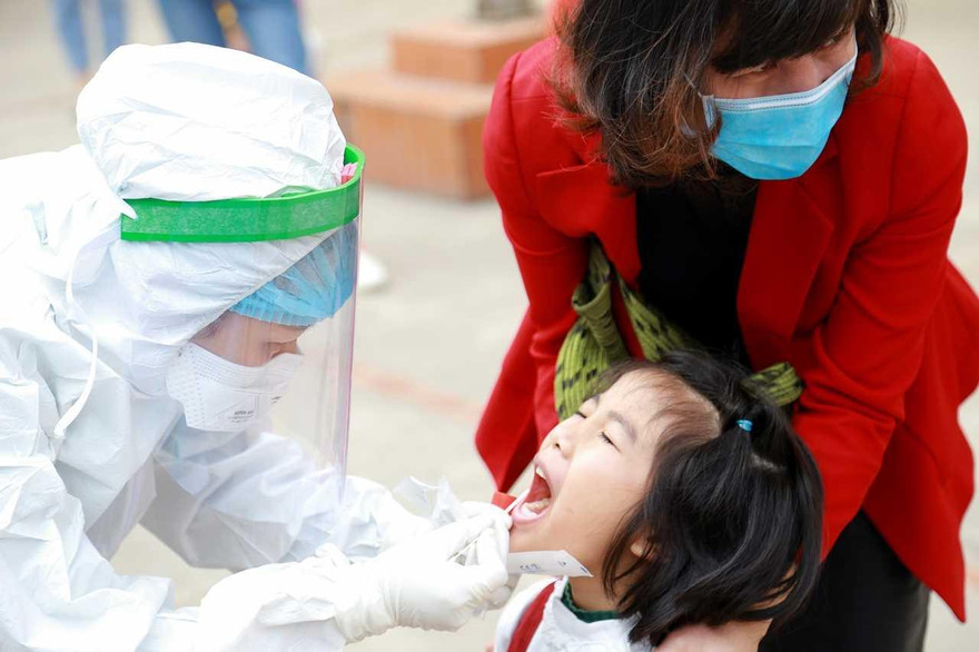 Học sinh được lấy mẫu xét nghiệm COVID-19.