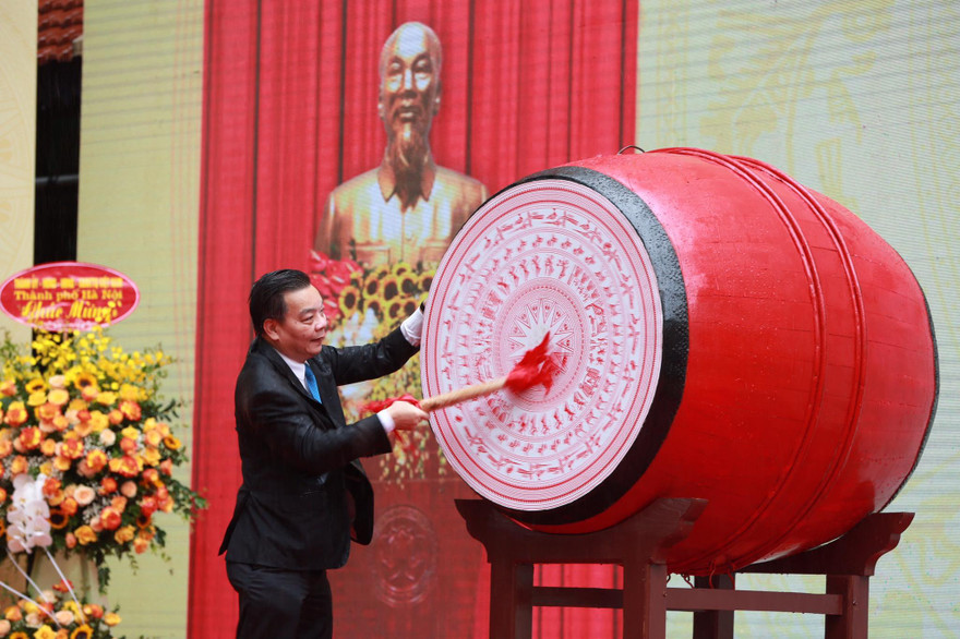 Chủ tịch UBND TP Hà Nội cũng đã đánh trống khai trường năm học 2021-2022. (ảnh: Mạnh Thắng)