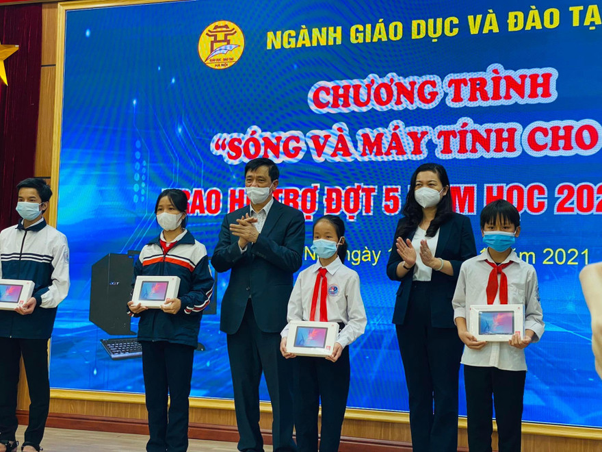 Đại diện học sinh nhận máy tính từ chương trình "Sóng và máy tính cho em" chiều 19/11. 