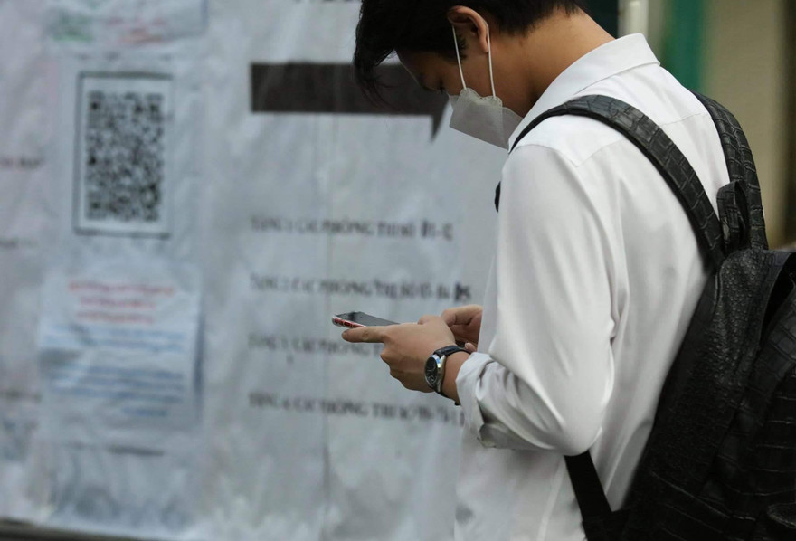  2 thí sinh dùng điện thoại di động trong buổi thi Toán, Lịch sử bị kỷ luật. 