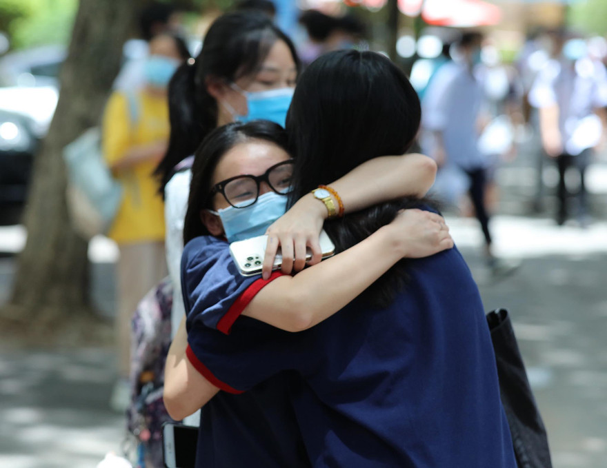 Tiếng Anh tăng đột biến điểm 10 so với năm ngoái