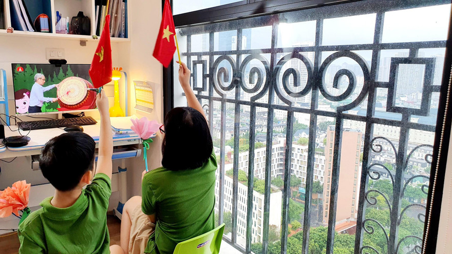 ảnh: Học sinh Hà Nội dự lễ khai giảng qua truyền hình ngày 5/9.