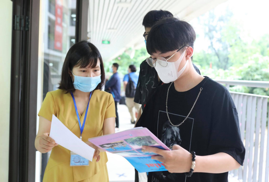 Mưa điểm 10 và điểm 9,75 môn Giáo dục công dân.