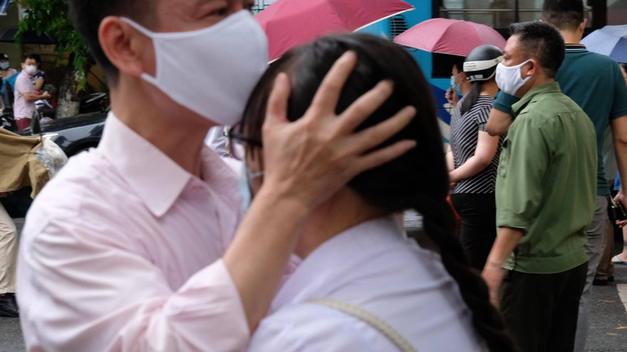 Một phụ huynh hôn tạm biệt con trước khi vào phòng thi tại điểm thi THPT Chu Văn An. 