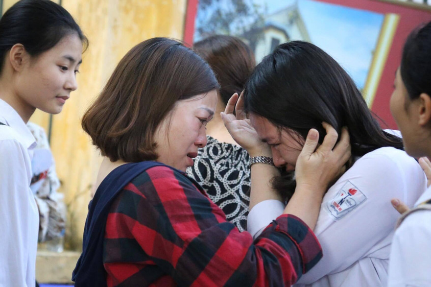 Thí sinh ôm mặt khóc nức nở ở kỳ thi tuyển sinh lớp 10 năm trước. (ảnh: Vietnamnet).