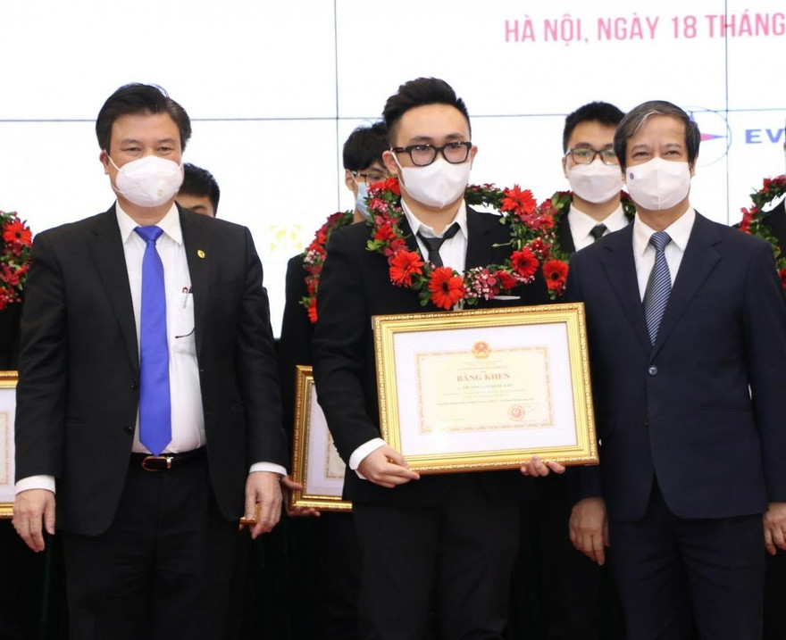 Bộ trưởng Nguyễn Kim Sơn và Thứ trưởng Nguyễn Hữu Độ tặng bằng khen cho học sinh sáng 18/12.