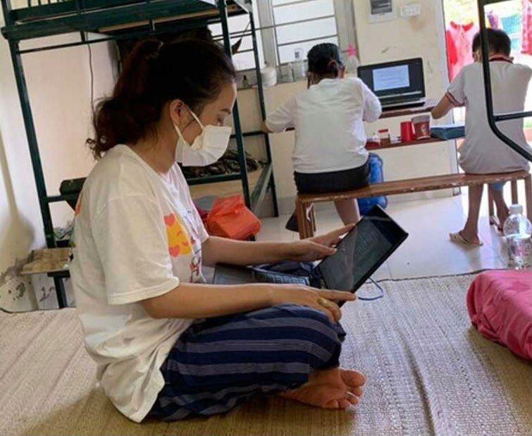 Học sinh Bắc Giang học trực tuyến trong khu cách ly. 